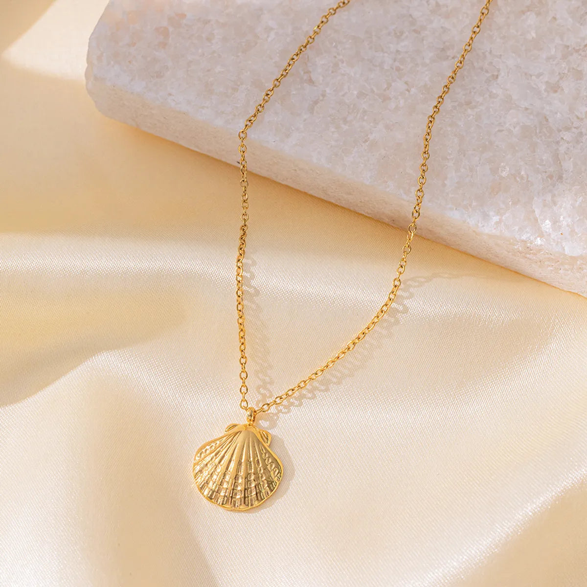 Wholesale Jewelry Casual Simple Style Shell 304 Stainless Steel 18K Gold Plated Scallop Polishing Plating Pendant Necklace