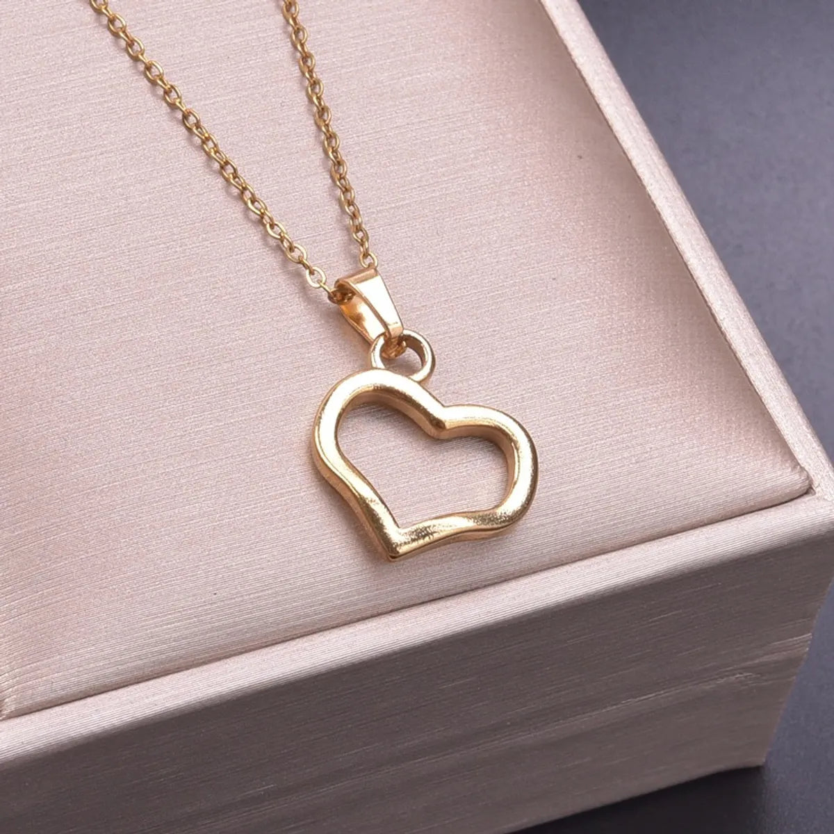 Wholesale Jewelry Casual Sweet Heart Shape 304 Stainless Steel 18K Gold Plated Hollow Out Charms Pendant Necklace