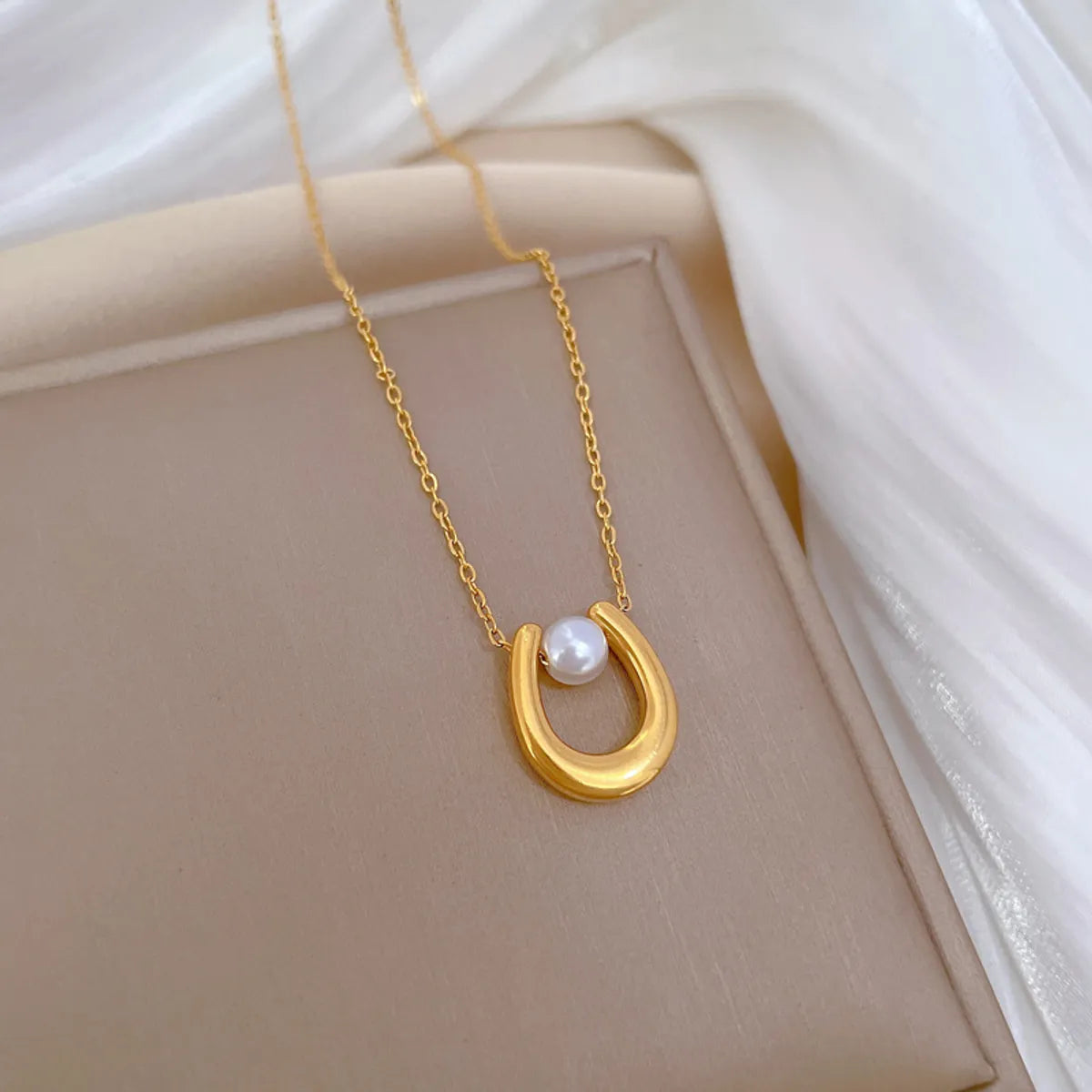 Wholesale Jewelry Classic Style Commute U Shape Titanium Steel Pearl Inlay Pendant Necklace