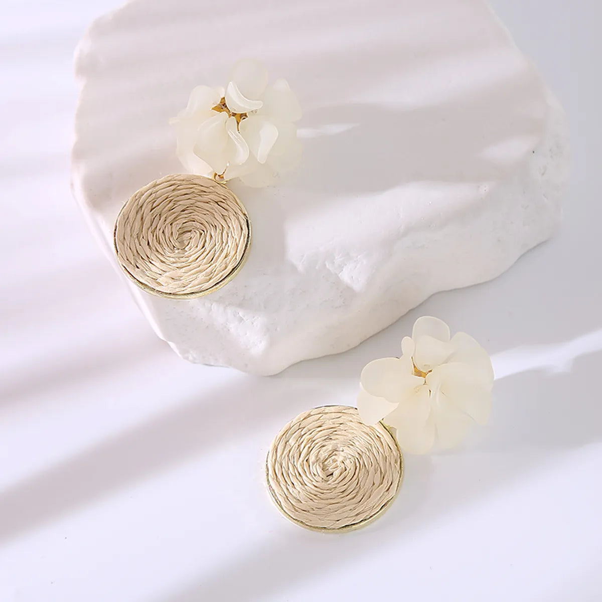 1 Pair Elegant Cute Round Flower Braid Raffia Resin Drop Earrings