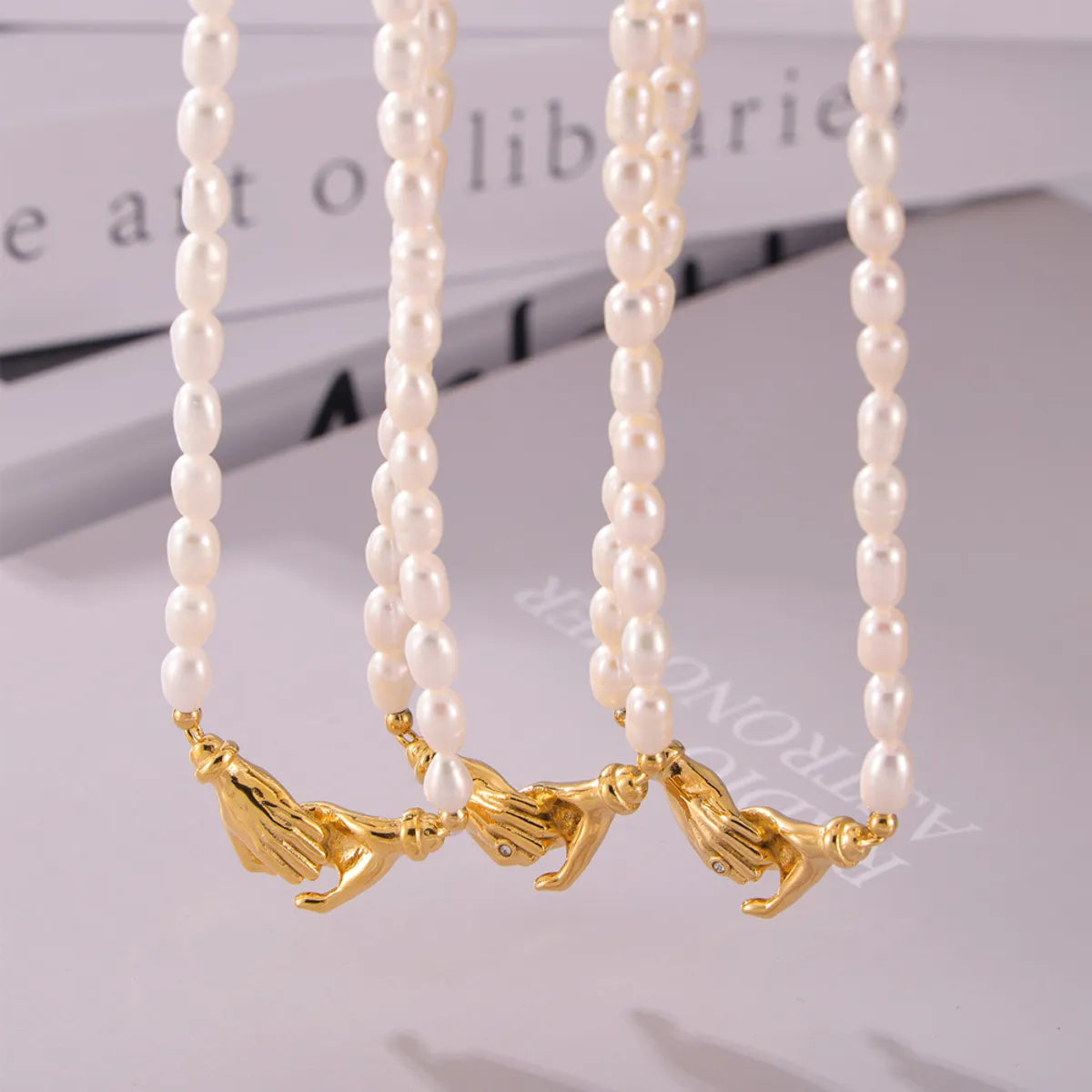 Wholesale Jewelry Elegant Simple Style Korean Style Gesture Oval 304 Stainless Steel Freshwater Pearl Zircon 18K Gold Plated Beaded Inlay Pendant Necklace