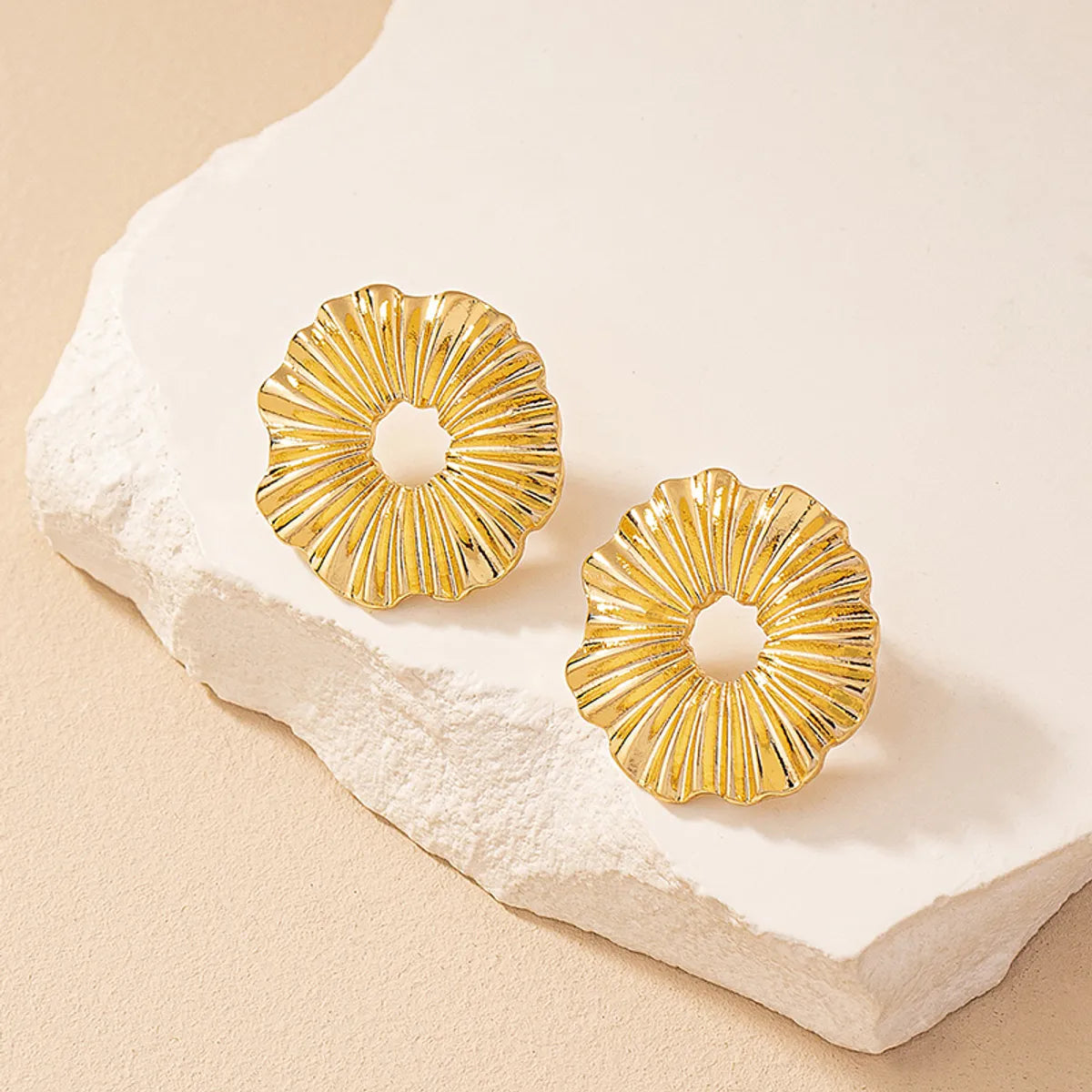 1 Pair Simple Style Classic Style Commute Circle Plating Alloy Ferroalloy 14k Gold Plated Silver Plated Ear Studs