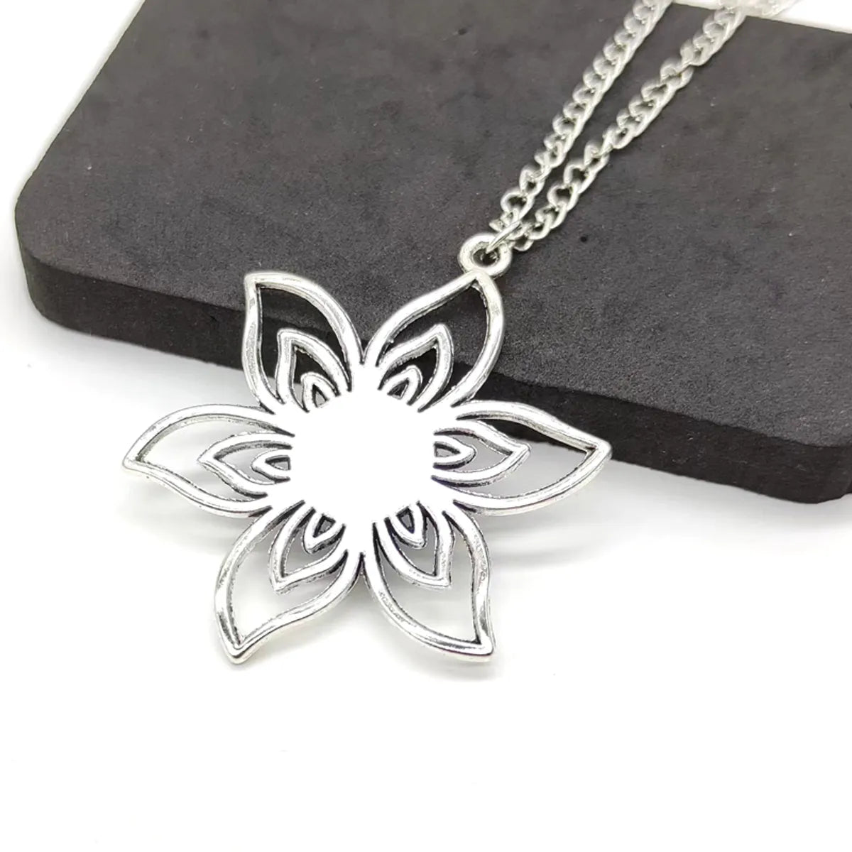 Wholesale Jewelry Simple Style Classic Style Flower Zinc Alloy Resin Plating Pendant Necklace