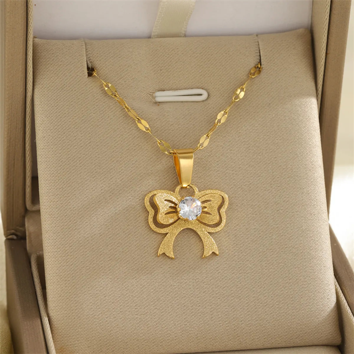 Wholesale Jewelry Simple Style Classic Style Water Droplets Heart Shape Bow Knot 201 Stainless Steel 304 Stainless Steel Rhinestones Shell Zircon 18K Gold Plated Hollow Out Inlay Pendant Necklace