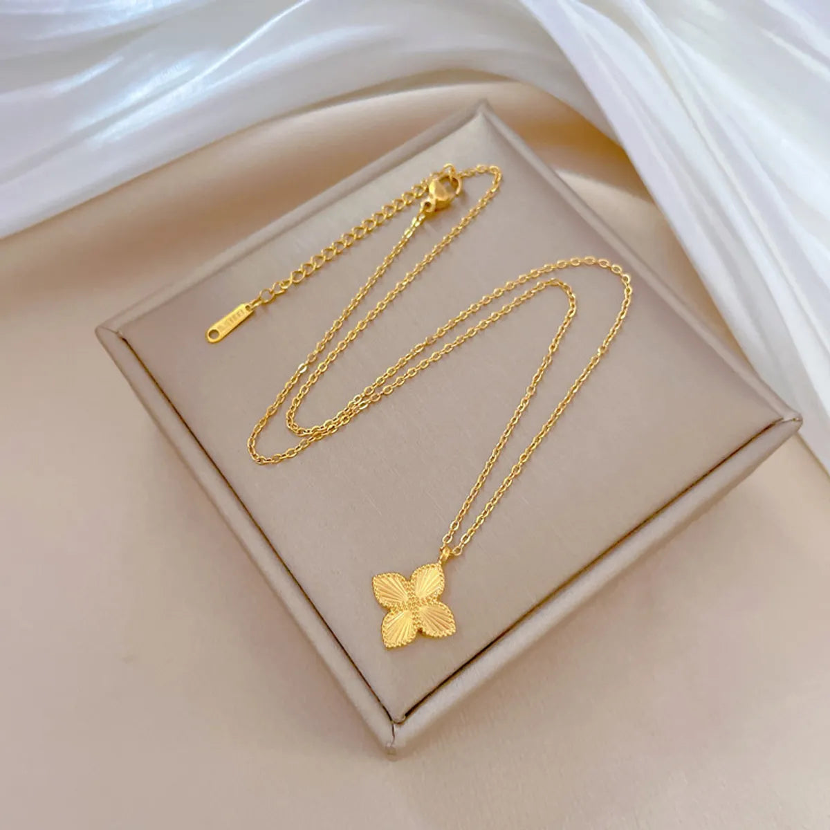 Wholesale Jewelry Sweet Classic Style Commute Four Leaf Clover Titanium Steel Gold Plated Pendant Necklace