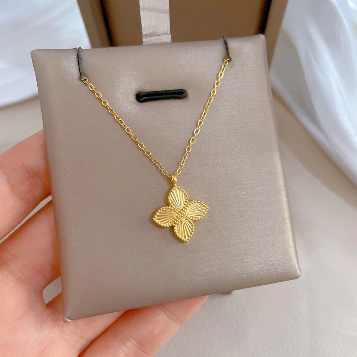 Wholesale Jewelry Sweet Classic Style Commute Four Leaf Clover Titanium Steel Gold Plated Pendant Necklace