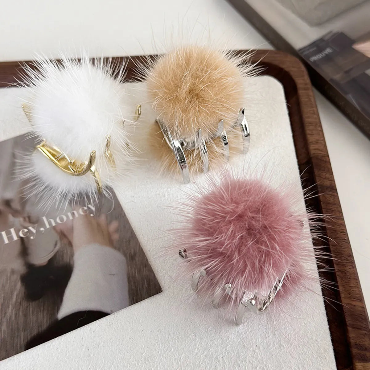 Women'S Simple Style Solid Color Alloy Hairball Plating Hair Claws