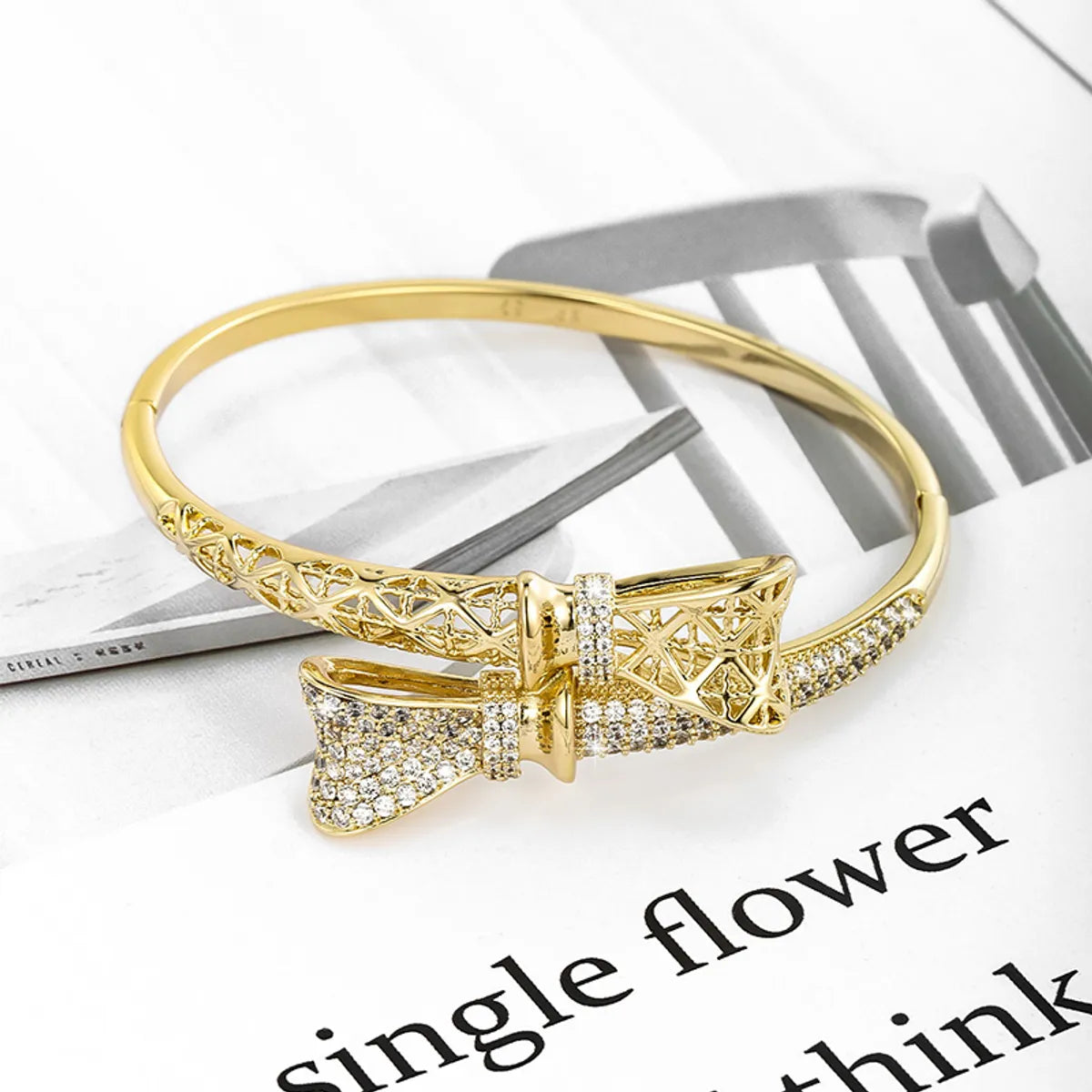 Xuping Shiny Bow Knot Alloy Plating Inlay Artificial Gemstones 14k Gold Plated Women'S Bangle