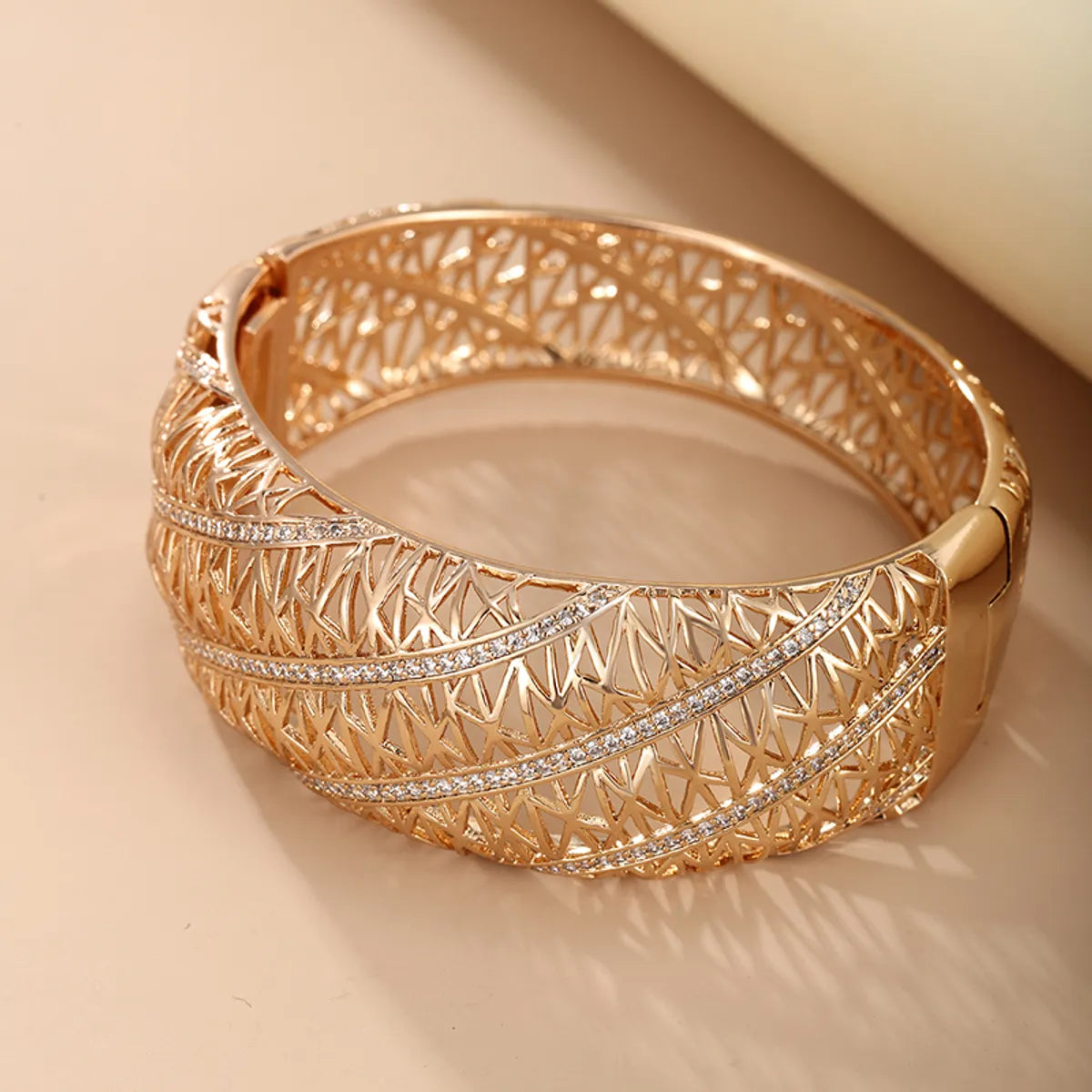 Xuping Simple Style Geometric Alloy Copper Plating Hollow Out Artificial Diamond 18k Gold Plated Women's Wide Bracelet