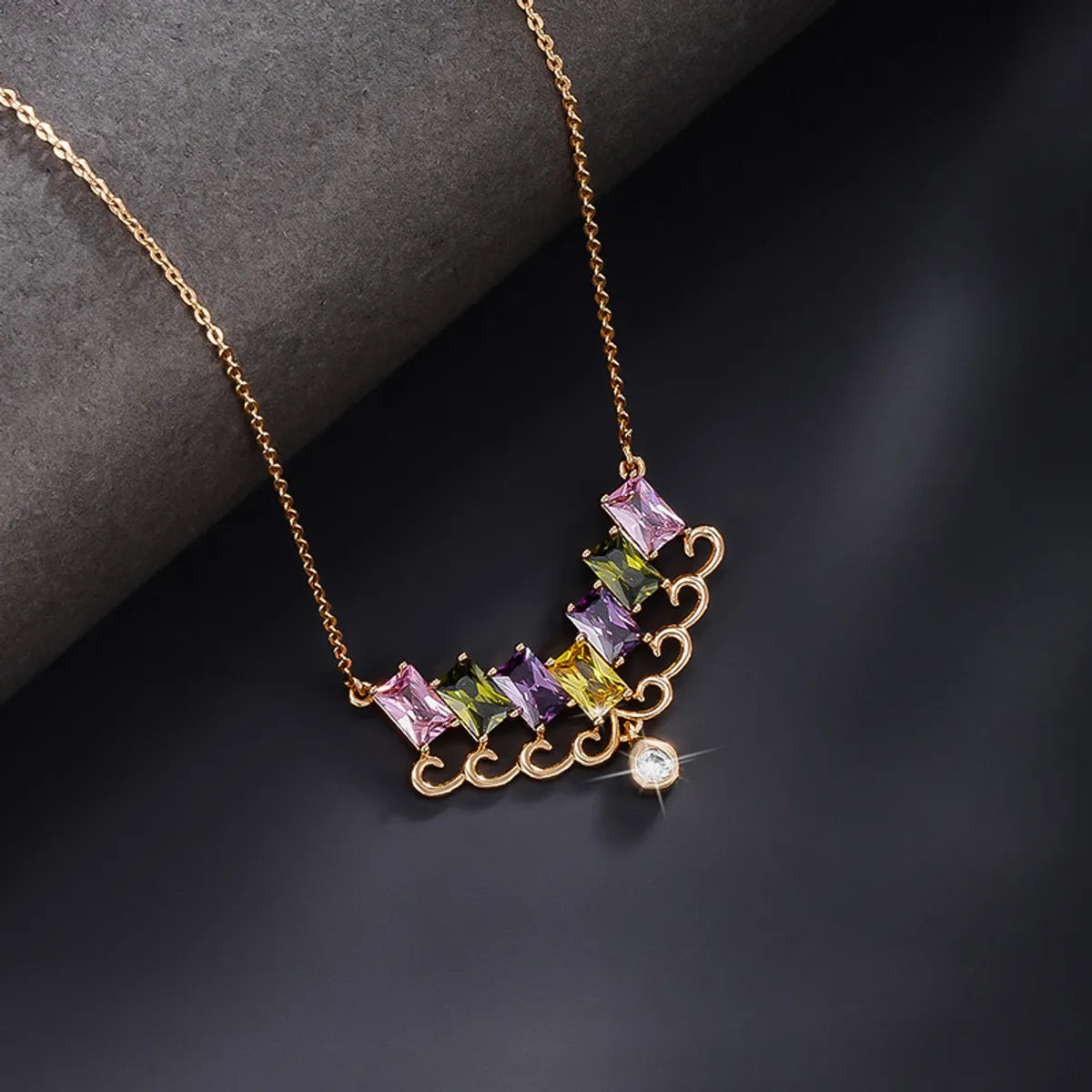 Xuping Sweet Shiny Geometric Copper Alloy Plating Artificial Gemstones 18k Gold Plated Women's Pendant Necklace