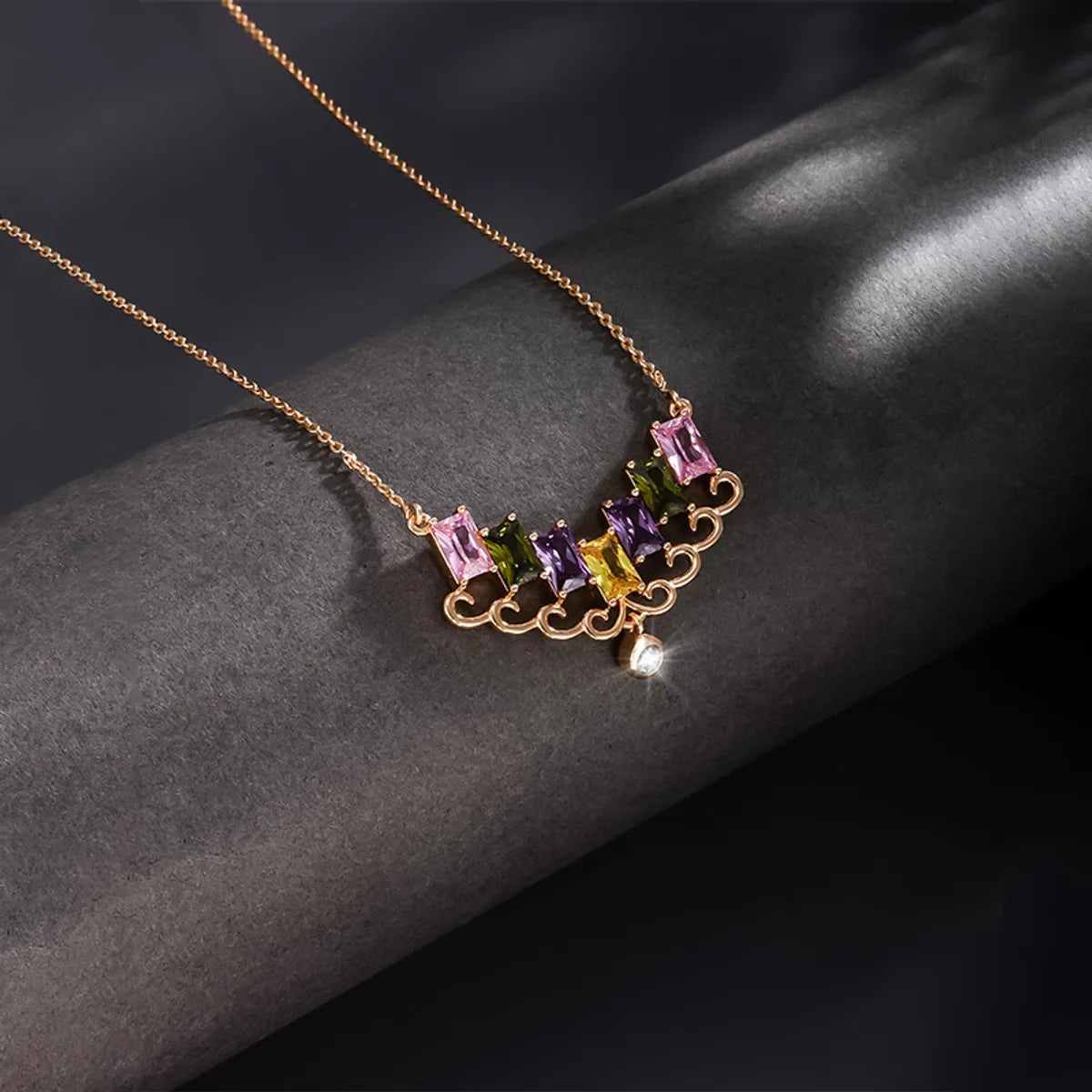 Xuping Sweet Shiny Geometric Copper Alloy Plating Artificial Gemstones 18k Gold Plated Women's Pendant Necklace