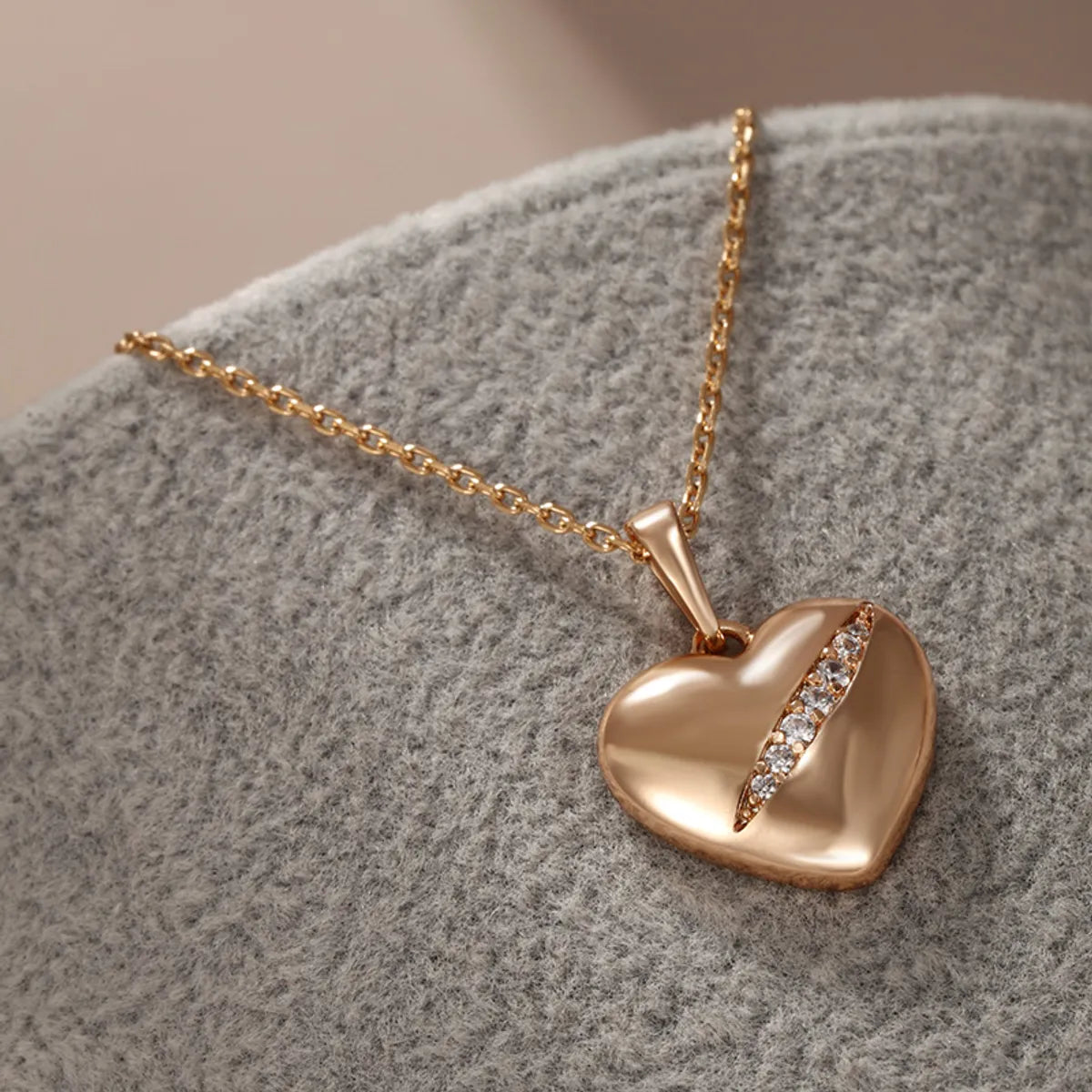 Xuping Sweet Simple Style Heart Shape Alloy Copper Alloy Plating Inlay Artificial Gemstones 18k Gold Plated Women'S Pendant Necklace